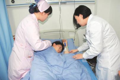 女乘客提前分娩火车为其临停两分钟紧急送医(图)