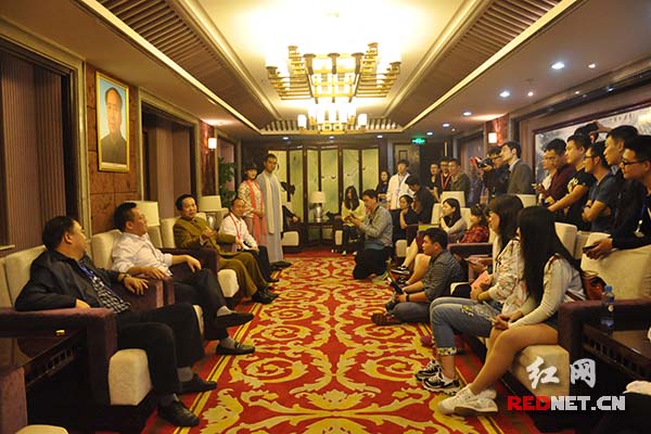 媒体对《中国出了个毛泽东》主创人员和主要演员进行集中采访。