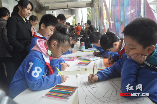 活动现场，小朋友们现场绘画，画出自己心目中的长沙地铁