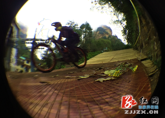 42名极限自行车选手张家界黄石寨“开战”（图）