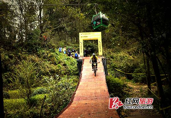 2015湖南张家界黄石寨极限自行车挑战赛在黄石寨峰林速降赛道开战。