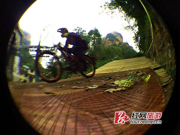 来自境内外的42名自行车极限挑战好手参赛。