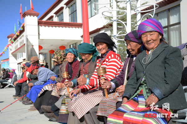 阳光很好，贡嘎县五保集中供养服务中心的老人们，最喜欢在院子里边安静的晒晒太阳，边转动着经筒或手中的念珠，享受着幸福生活。