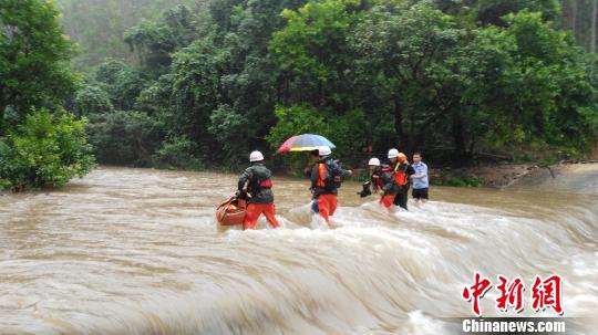 广西8名驴友被暴雨围困十万大山警方12小时救援