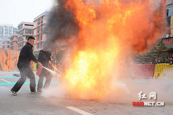 消防技能大比拼，参与者灭火