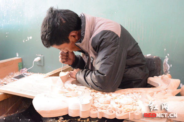 西藏山南扎囊县虱雕工艺厂内，年轻的藏族工匠正在细心雕刻着。当地历史上曾出现过西藏家喻户晓的手工业代表“四智者”。