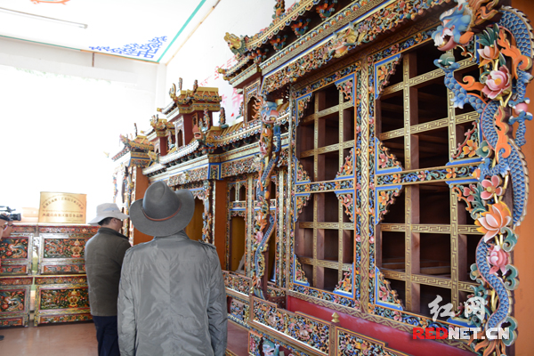 这样一个雕刻出来的神龛，散发着藏族的风情和文化，可以卖到28万元一个。
