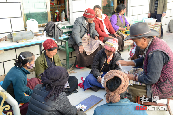 在移民安置小区的民房内，当地藏族同胞聚在一起，打打扑克，聊聊家常，过的是一种悠闲的藏式慢生活。