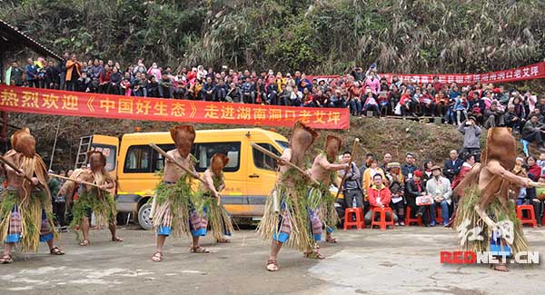 村民们表演“棕包脑”舞。