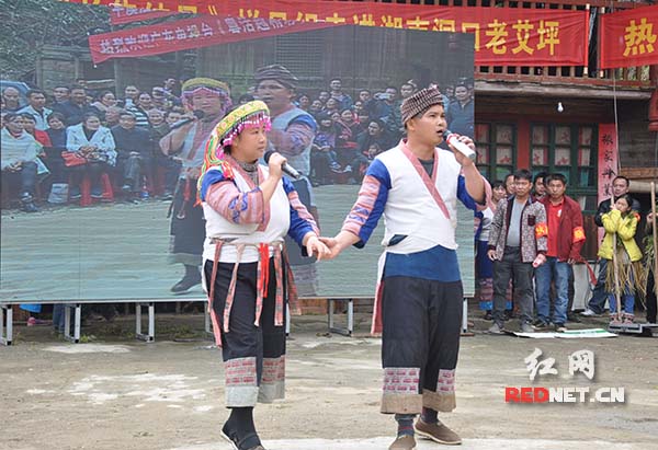 村民表演瑶语版的《夫妻双双把家还》。