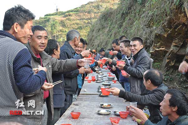 全村村民一起吃长拢宴。