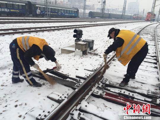 哈铁局多项措施迎“首雪”中国最北高铁运行平稳
