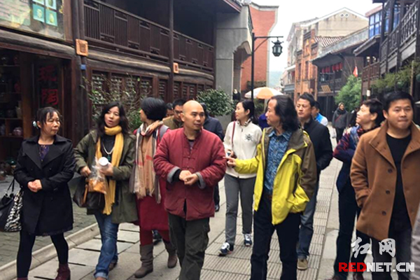 民盟省直文化产业支部盟员调研铜官老街。