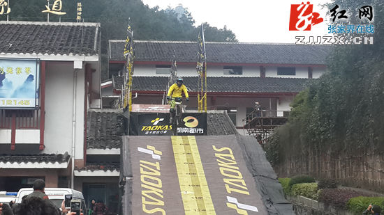 中外自行车手张家界黄石寨极限挑战