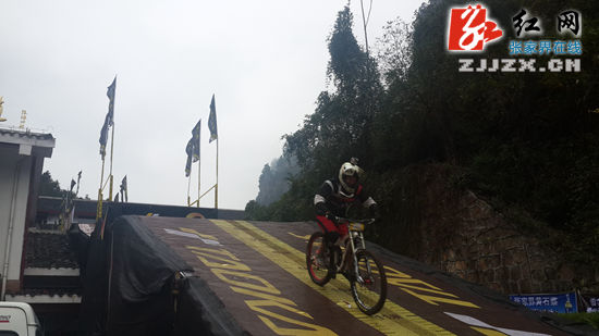 中外自行车手张家界黄石寨极限挑战