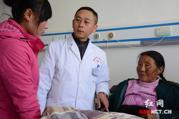 来自湖南常德市的援藏医生正在病室向藏族同胞询问手术后恢复情况