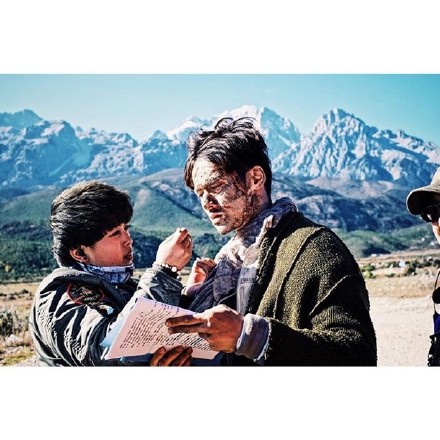 蒋劲夫认真看剧本