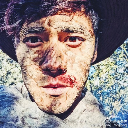蒋劲夫自拍满脸泥巴鲜血