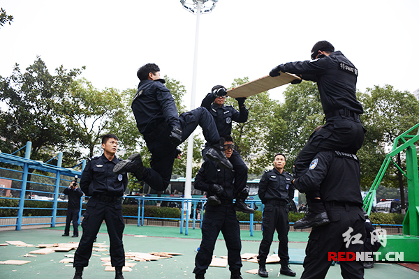 特警操练