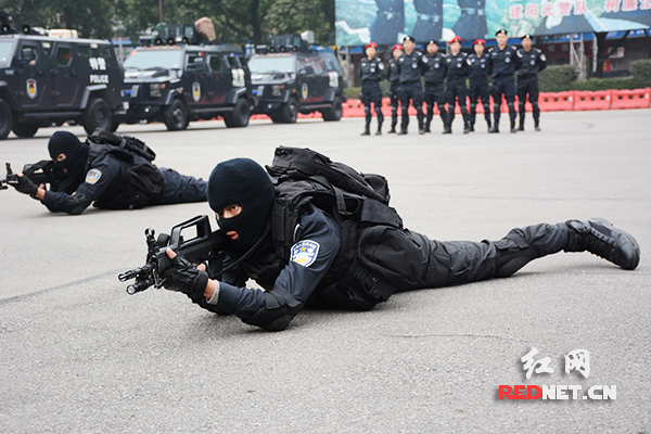 特警操练