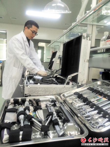 法医孔康懿正在整理自己工作中所用到的工具。　　长沙晚报记者 聂映荣 摄