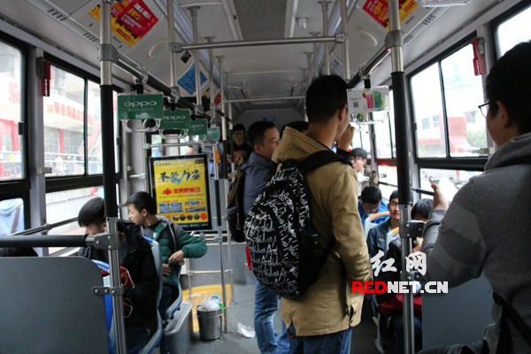 湖南师范大学新闻与传播学院女生贴心包下一整辆公交车送2015级男生上学。