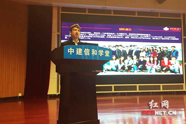 （11月11日下午，由共青团湖南省委举办的“我的中国梦——奋斗的青春最美丽”巡回分享活动上，切糕王子品牌创始人阿迪力·麦麦提吐热作典型发言。