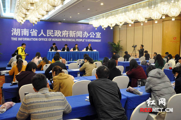 今天上午，湖南省政府新闻办公室召开新闻发布会，宣布2015湖南经济合作洽谈会暨第七届湘商大会将于11月26日在邵阳举行
