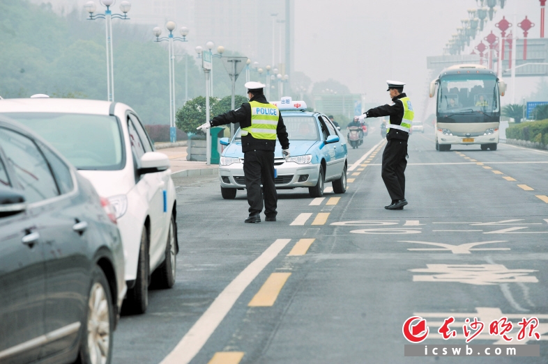 　　岳麓区交警大队民警对占用公交车专用道的车辆进行查处。 长沙晚报记者 小刘军 摄