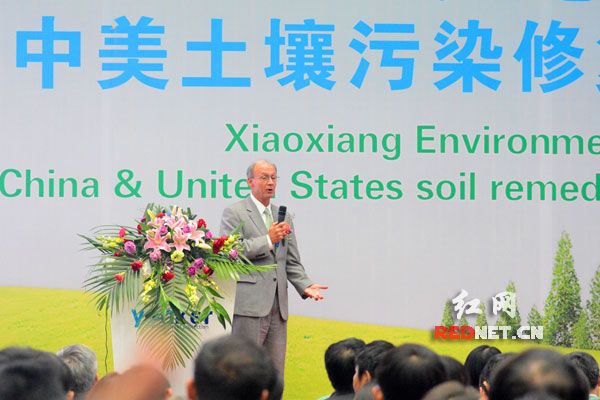 美方代表大卫·伯里斯博世在做技术交流