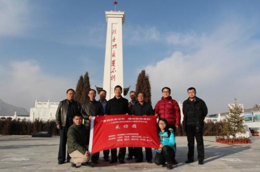 人民网“重走抗战路”采访团探访大青山革命烈士陵园。（代睿 摄）