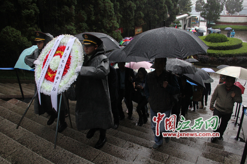 网媒记者来到井冈山北山革命烈士陵园，祭奠革命烈