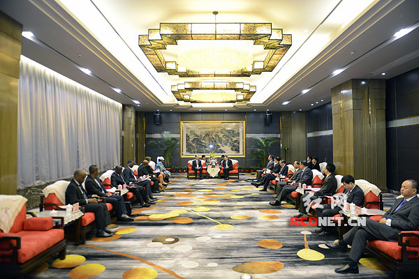 11月12日，湖南省委副书记、省长杜家毫在长沙会见世界银行副行长扬·瓦利泽尔一行。