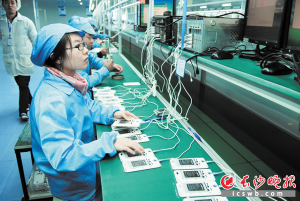 工人正在对新手机进行测试检验。长沙晚报通讯员 章文正 供图