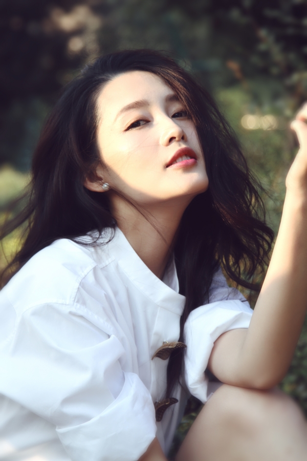李沁秋日街头随拍 长发柔美眼神性感