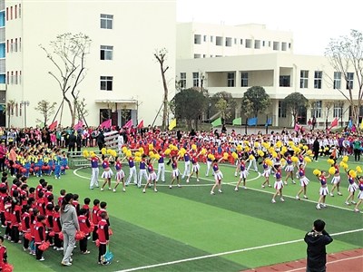 千名学生齐跳“啦啦操”家长特意请假助威（图）
