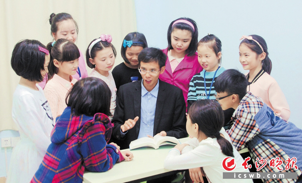 培训中，学生遇到学习难题时总爱找李志彪问个明白。 长沙晚报记者 贺文兵 摄
