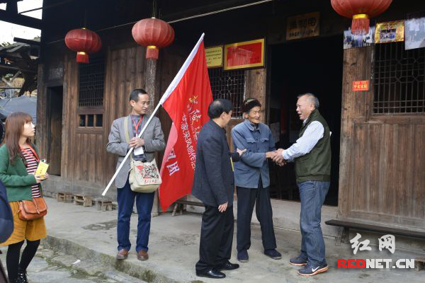 湖南省文联党组成员、副主席唐成红（右一）一行，看望慰问古寨村民、93岁的抗美援朝老兵杨玉