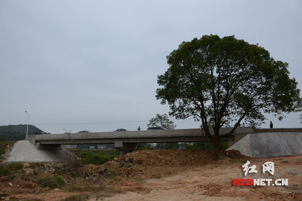 株洲醴陵市黄獭嘴镇村民反映，黄獭嘴大桥从去年9月动工到今年5月迟迟没有开工，附近村民出行困难。