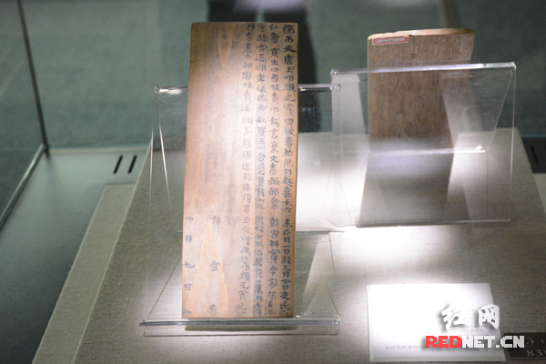 长沙简牍博物馆还首次公开展出了一批书法精美的东汉简牍。