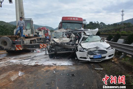 福建宁德高速4车相撞致3人死亡1人受伤