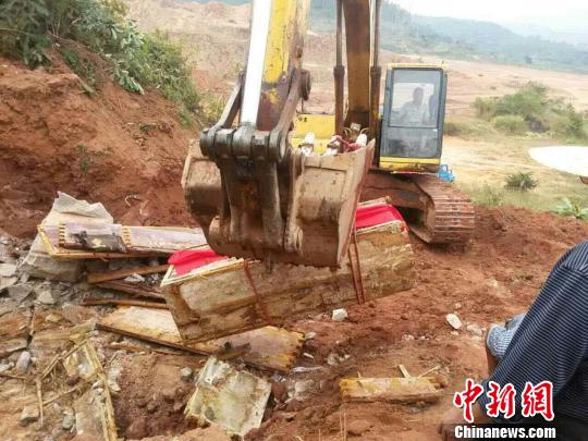 图为“官墓”被移走。　严初摄