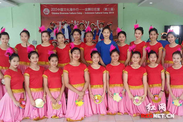 “2015年中国文化海外行（印尼营）”活动中老师和学生合影。