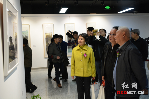 省领导和老同志王克英（右一）、肖雅瑜（右二）、王晓琴（右三）等出席。
