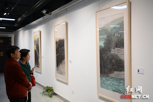 展出的作品，诗意盎然，受到爱好艺术的市民关注。
