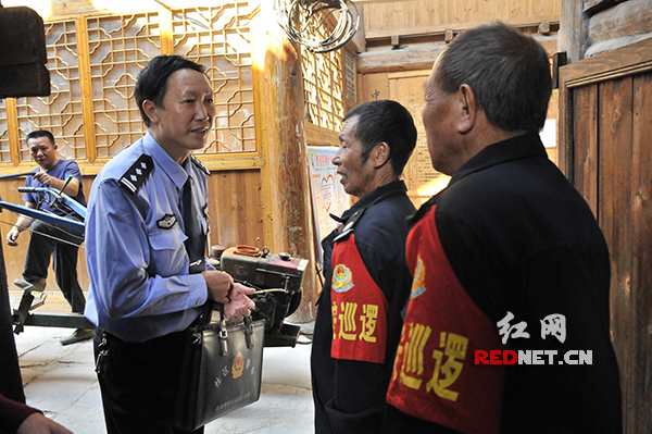 社区警务室成立以来，杨昌国利用各村寨德高望重的老人组建了治安、消防义务巡防队，定期到各村寨巡村喊寨，对辖区的安全防范工作起到了积极作用。