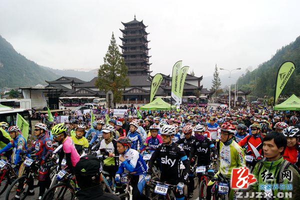 1500名自行车手骑行穿越张家界核心景区（组图0