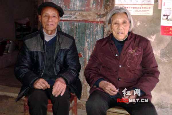 邓兆雷老人和老伴合影。