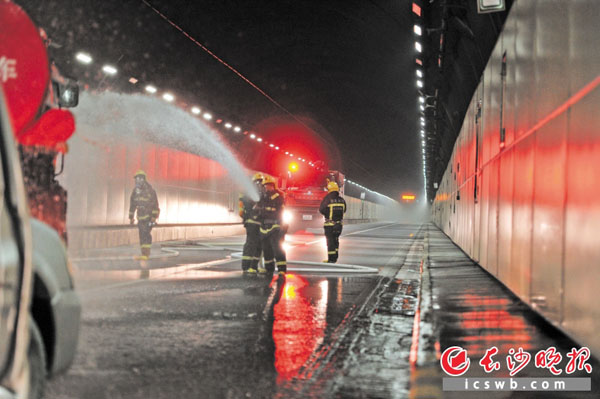 长沙营盘路湘江隧道内举行消防应急演练-花垣