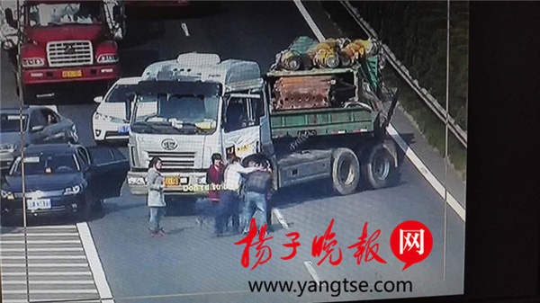 大货车高速路上倒车险酿事故 司机被5人群殴(